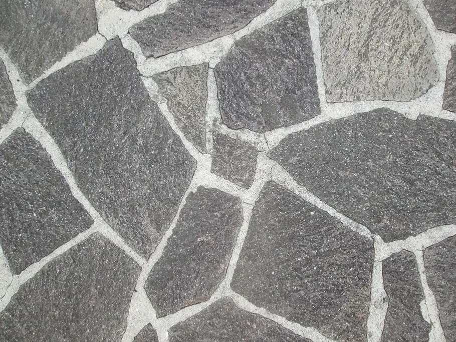 Pavimento de piedra natural irregular con juntas claras