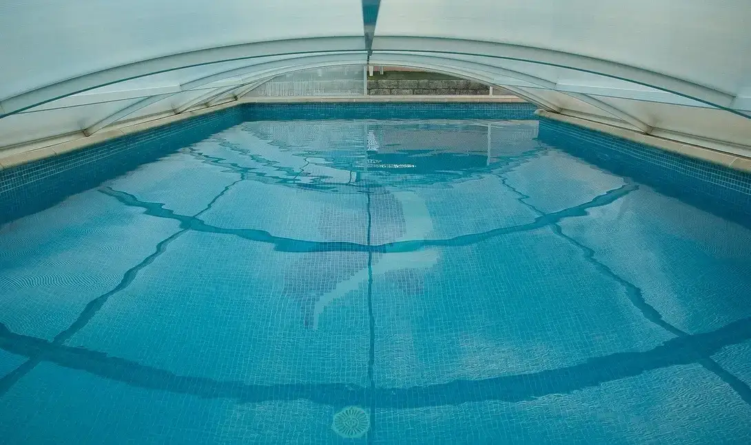 Piscina bajo una cubierta transparente vista desde el interior