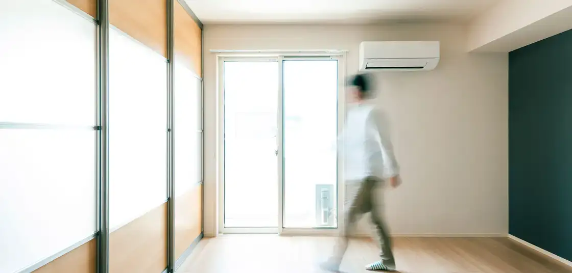 Habitación luminosa con un equipo de climatización en la pared
